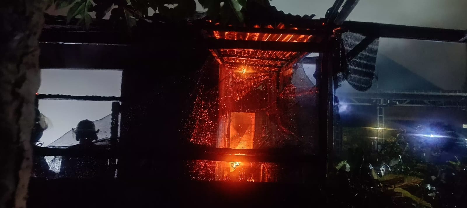 Kebakaran Hebat Landa Permukiman di Tanah Patah, Tiga Rumah Hangus Dilalap Api