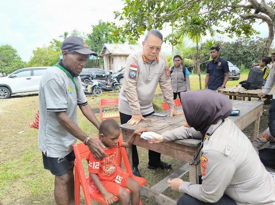 Satgas Ops Damai Cartenz Gelar Pelayanan Kesehatan dan Bakti Humanis, Warga Kampung Waaf Apresiasi Kepedulian Polri