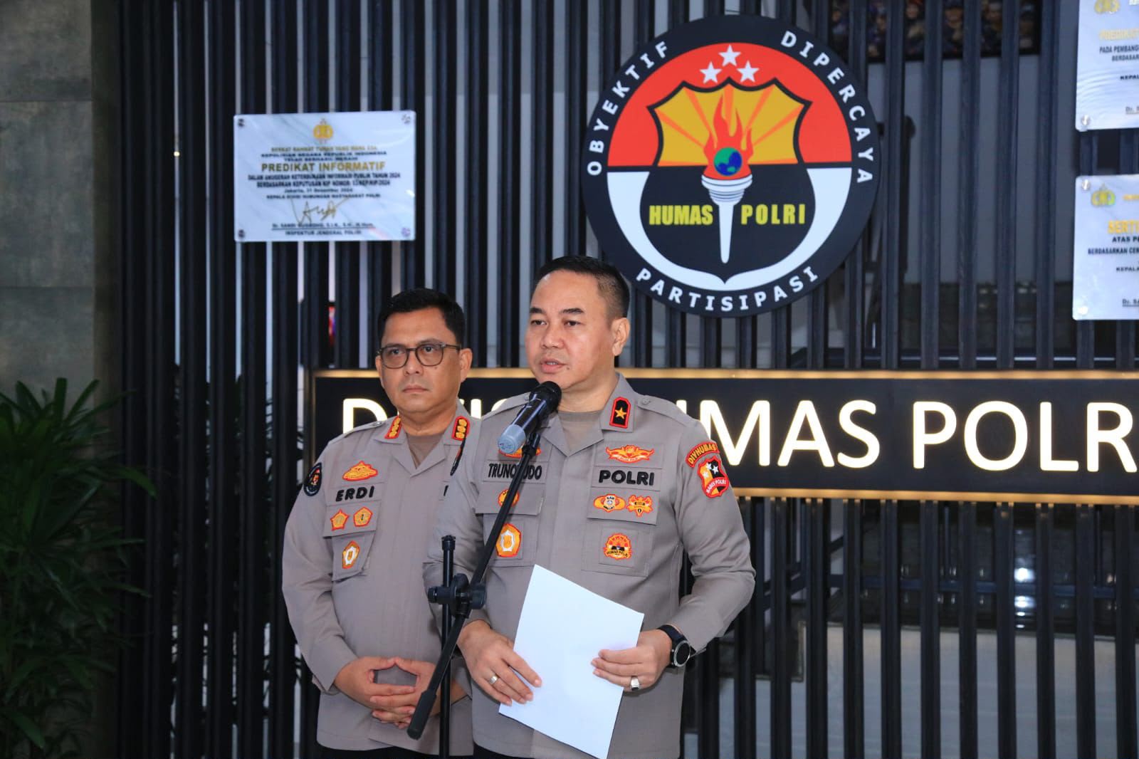 Hari Ke-6 Pascagempa, Polri Terus Bergerak : Brimob dan Bantuan Logistik Konsisten Dikirim ke NTT