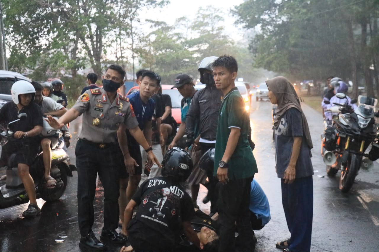 Humanis dan Responsif, Kapolda Bengkulu Berikan Pertolongan kepada Korban Laka di Pantai Panjang