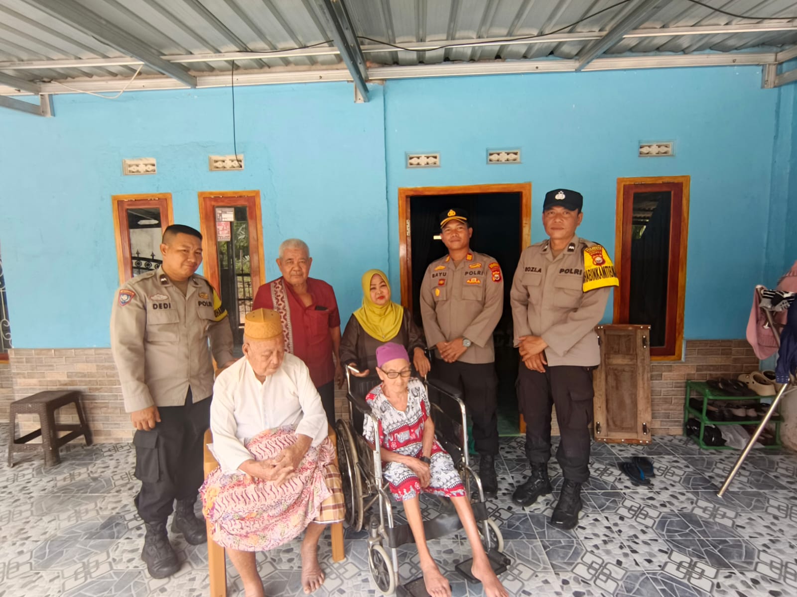 Jelang HUT RI ke-81, Polsek Selebar dan Yayasan Bunda Sarmani Salurkan Bantuan Kursi Roda kepada Warga Pagar Dewa