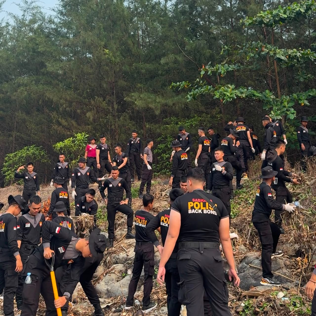 Bulan Bakti Kebersihan, Personel Ditsamapta Polda Bengkulu Bersihkan Pantai Pasir Putih