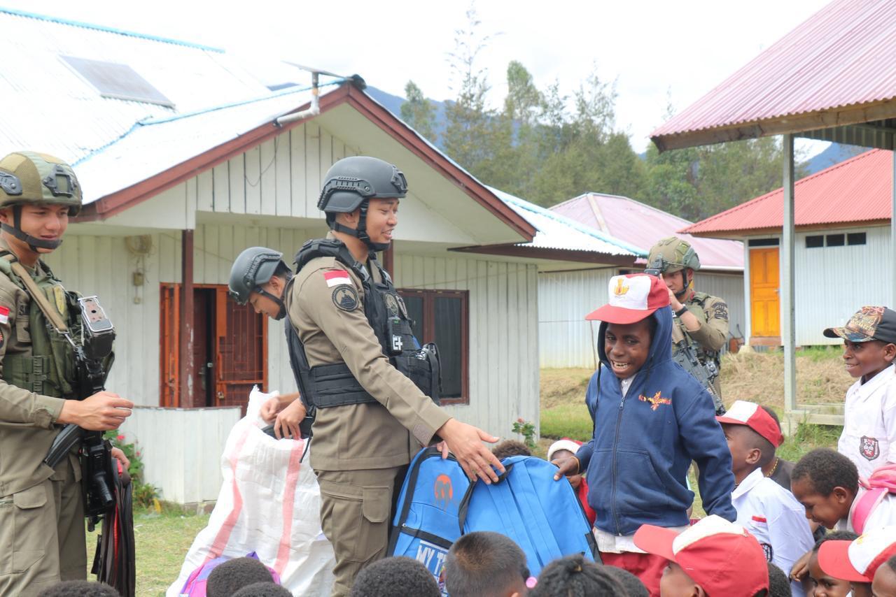 Bermain dan Belajar Bersama Anak, Satgas Kepolisian Operasi Damai Cartenz Berikan Dukungan Psikologis di SD Inpres Kago