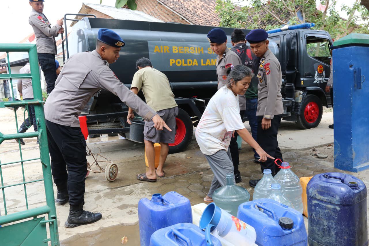 Satuan Brimob Polda Lampung Salurkan Ribuan Liter Air Bersih bagi Masyarakat Terdampak Kekeringan