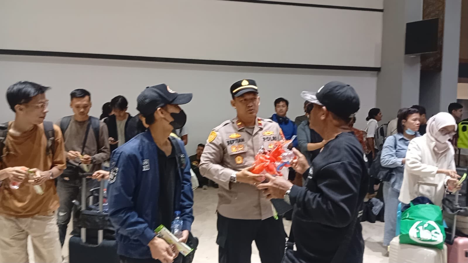 Polresta Bandara Soetta Bersama Stakeholder Berbagi Snack dan Minuman di Bandara Soetta